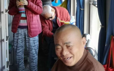 千里迢迢误入他乡，东北老人火车之旅的意外转折