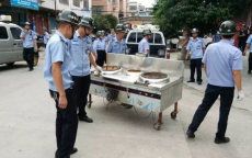 宁波阿飞工地蹭饭事件：揭秘工地食堂背后的民生问题