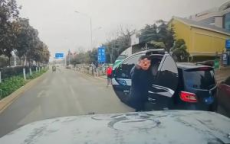 作不雅手势女子被撞倒为何无人同情