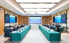 “八位中央指导组组长共商大计，引领新时代发展新篇章”