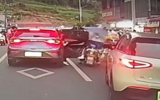 悲剧瞬间：违停家长疏忽致孩童开门撞人逃逸