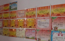 男子多次行骗被抓 家里贴满儿子奖状