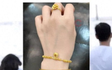 男子回应连续15年为妻女买黄金