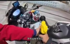 加油站惊魂：不听劝告的摩托车主洒油险酿悲剧