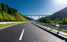 高速服务区遗落，家人狂追3公里，温情瞬间见证人间真情