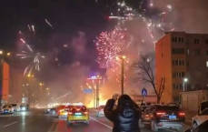 目击者目睹鞭炮摊失火半小时：惊心动魄的救援瞬间